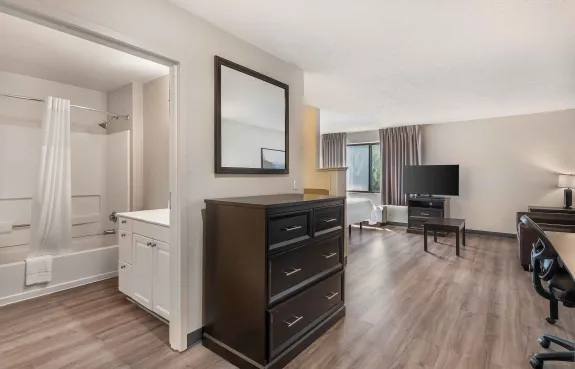 1 Bedroom Suite - 1 Queen Bed