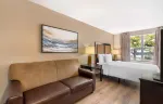 Deluxe Studio - 1 Queen Bed